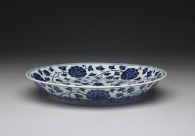 图片[2]-Flared-mouth dish with underglaze-blue decoration of hibicus scrolls, Hsuan-te reign (1426-1435), Ming dynasty-China Archive